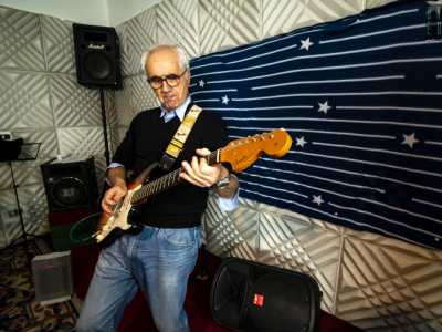 ...il 67enne Ninni Pirris (chitarra)... 